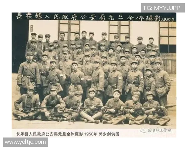 老男人与足球明星的珍贵合影记录岁月的风采与激情