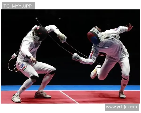 足球明星与卡梅隆亲密合影展现友谊与运动精神的完美结合 足球明星与卡梅隆亲密合影展现友谊与运动精神的完美结合