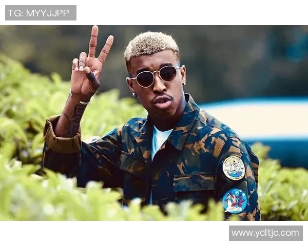 足球明星时尚穿搭揭秘引领潮流的运动风格与品牌选择 足球明星时尚穿搭揭秘引领潮流的运动风格与品牌选择