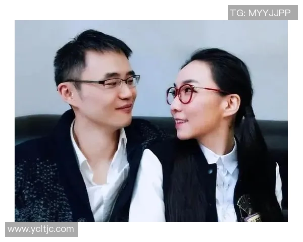 足球明星私生活曝光与模特亲密接触引发舆论风波粉丝心碎不已 足球明星私生活曝光与模特亲密接触引发舆论风波粉丝心碎不已